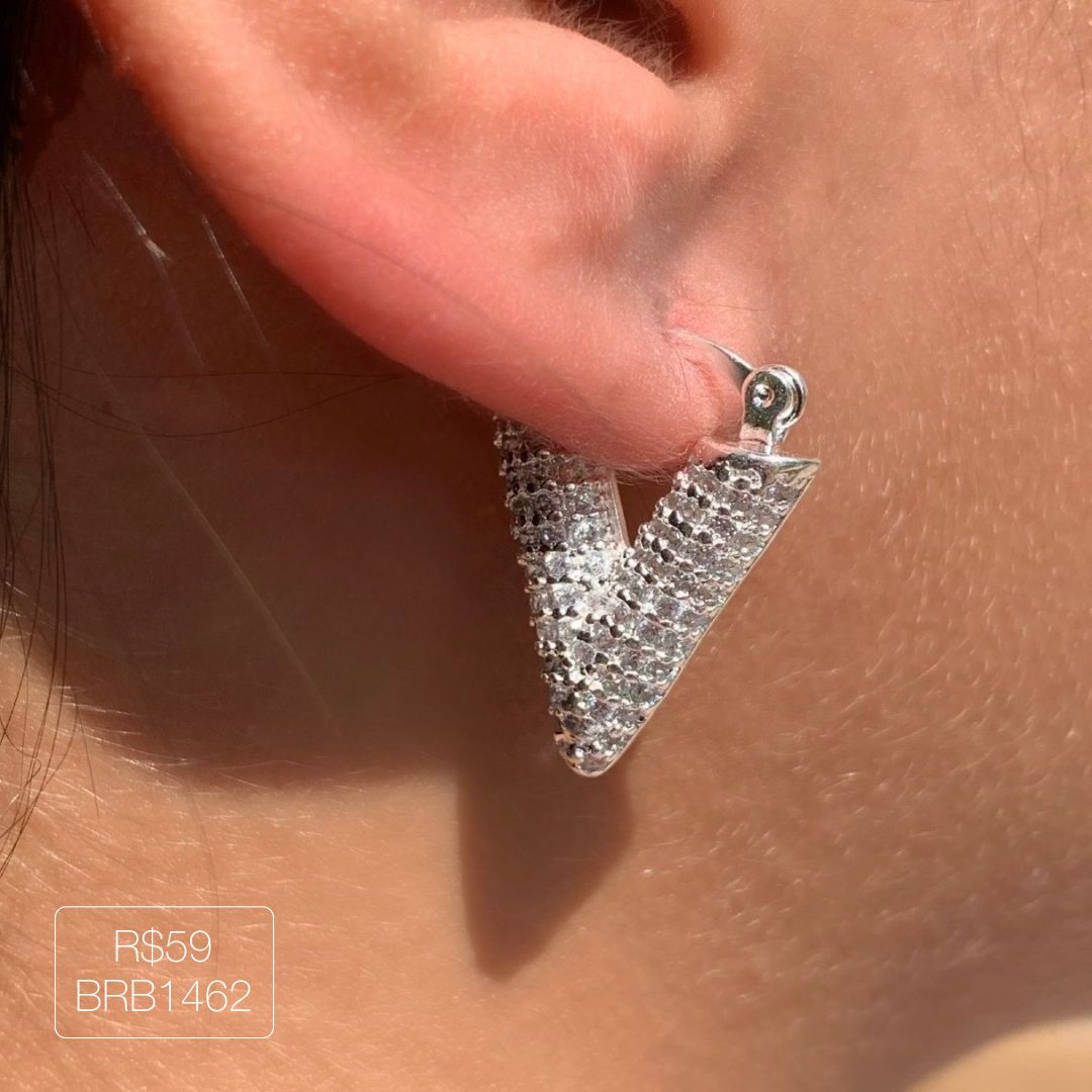 Argola V Cravejada Cristal Prateada